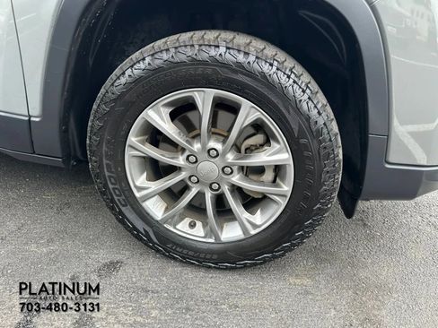 Used 2020 Jeep Cherokee Latitude Plus FWD image 23