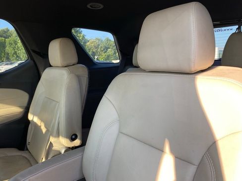 Used 2023 Chevrolet Traverse LT w/ Rear Camera Mirror Package FWD image 15