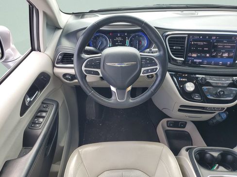 Used 2021 Chrysler Pacifica Touring-L FWD image 13