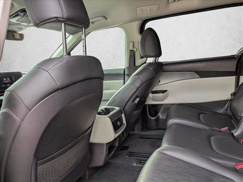 Used 2024 Kia Carnival LX image 13