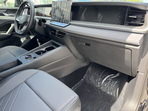 New 2025 Volkswagen Tiguan SE image 11