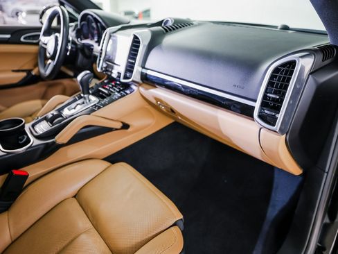 Certified 2017 Porsche Cayenne Platinum Edition image 29