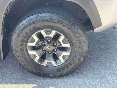 Used 2022 Toyota Tacoma TRD Off-Road w/ Technology Package AWD/4WD image 9