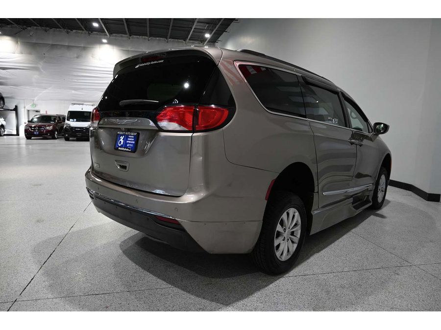 Used 2017 Chrysler Pacifica Touring-L FWD image 6