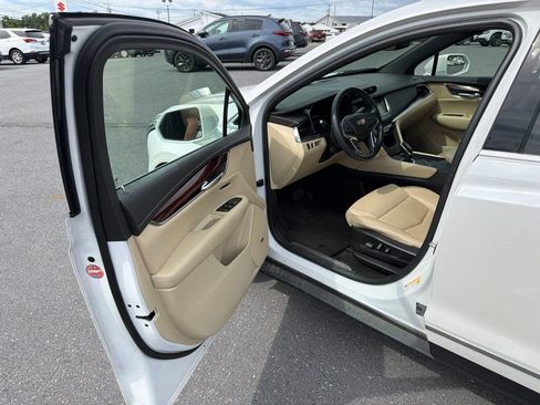 Used 2018 Cadillac XT5 Luxury w/ Driver Awareness Package FWD image 16