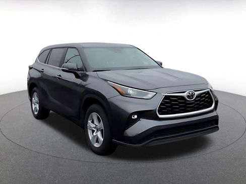 Used 2025 Toyota Highlander LE FWD image 3