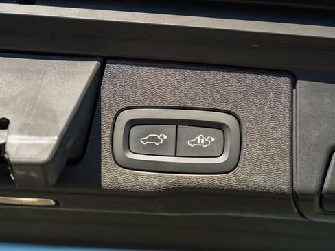 Used 2021 Volvo XC60 T5 Momentum w/ Advanced Package image 11