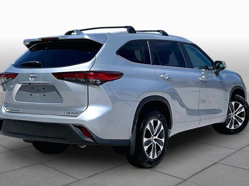 Used 2023 Toyota Highlander XLE AWD/4WD image 13