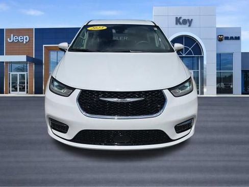 Used 2023 Chrysler Pacifica Touring-L FWD image 2