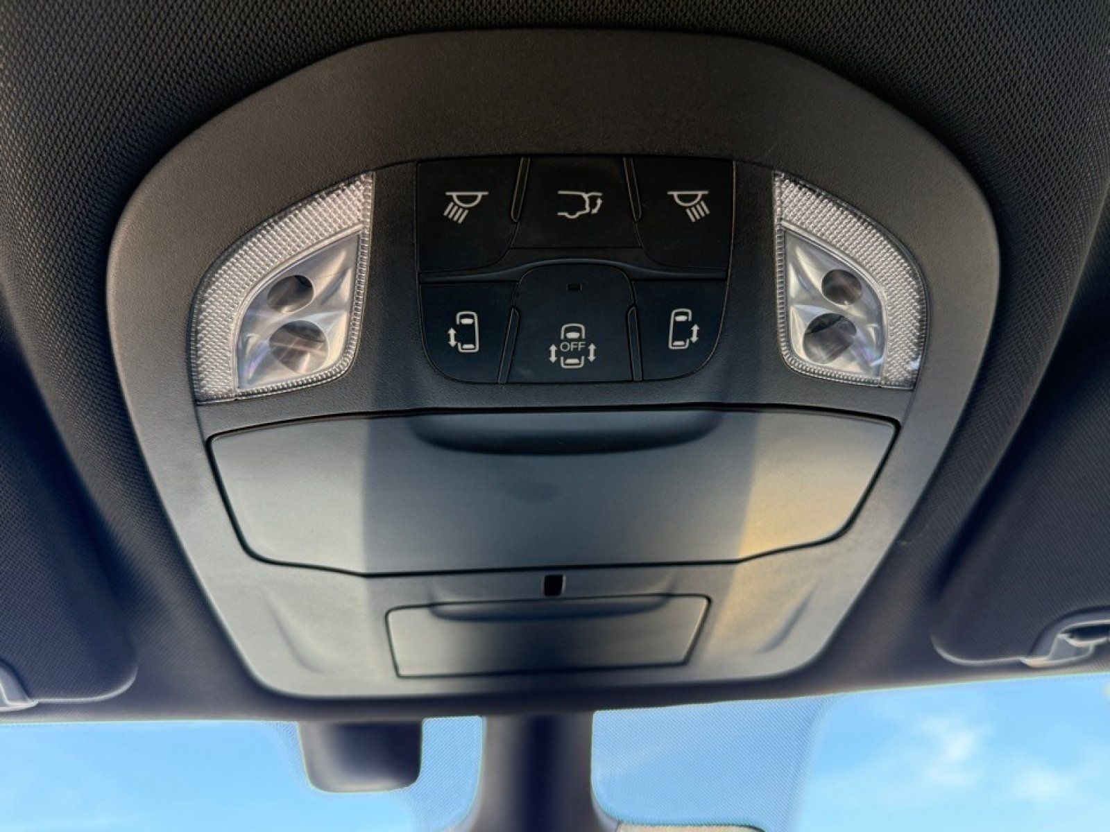 Used 2021 Chrysler Pacifica Limited w/ Uconnect Theater Family Group FWD image 38