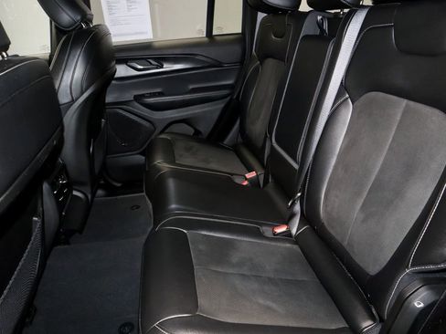 Used 2024 Jeep Grand Cherokee Altitude image 23