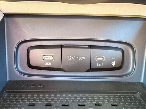 Used 2025 Hyundai Venue Limited FWD image 32