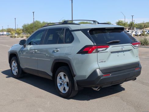 Used 2021 Toyota RAV4 XLE w/ Convenience Package FWD image 3