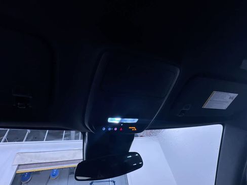 Used 2025 Chevrolet Traverse LT image 32