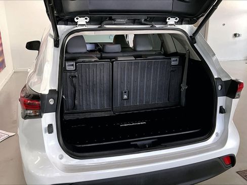 Used 2022 Toyota Highlander XLE image 17