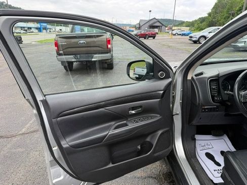Used 2018 Mitsubishi Outlander AWD image 9
