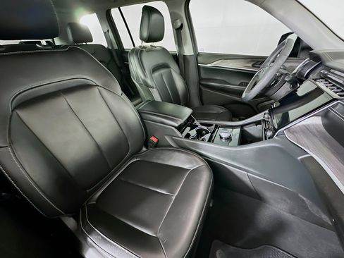 Used 2023 Jeep Grand Cherokee Limited w/ Black Appearance Package image 32