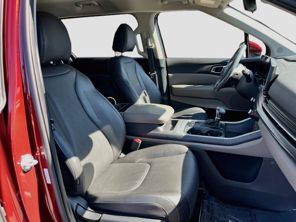 Certified 2025 Kia Carnival FWD image 32