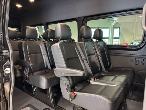 Used 2022 Mercedes-Benz Sprinter 2500 image 11