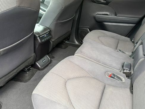 Used 2022 Toyota Highlander LE image 11