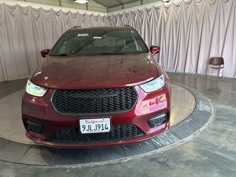 Used 2021 Chrysler Pacifica Touring-L w/ Premium & Safety Sphere Group FWD image 2