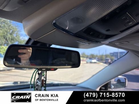 Used 2017 Chrysler 300 C RWD image 18