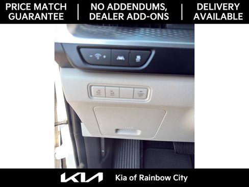 Used 2024 Kia Carnival LX FWD image 25