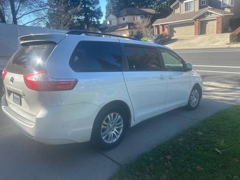Used 2017 Toyota Sienna XLE image 19