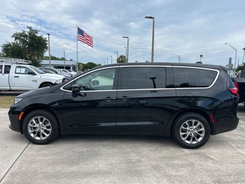 Certified 2023 Chrysler Pacifica Touring-L AWD/4WD image 2