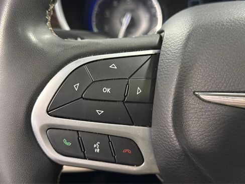 Used 2023 Chrysler Pacifica Limited FWD image 25