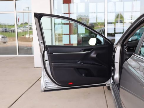 Used 2020 Toyota Camry SE w/ Sunroof Package FWD image 12