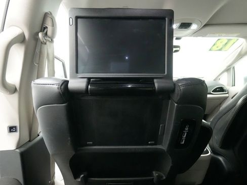 Used 2018 Chrysler Pacifica Touring-L Plus FWD image 21