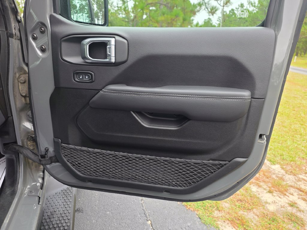 Used 2022 Jeep Wrangler Unlimited Sahara w/ Cold Weather Group AWD/4WD image 32