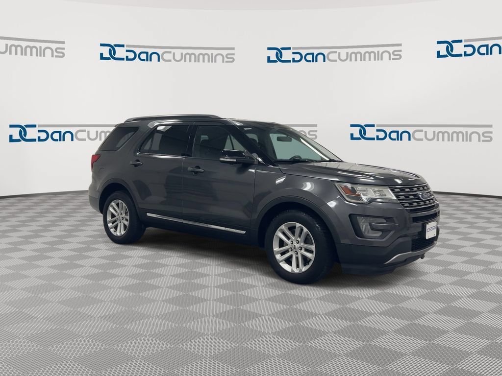 Used 2017 Ford Explorer XLT FWD image 2