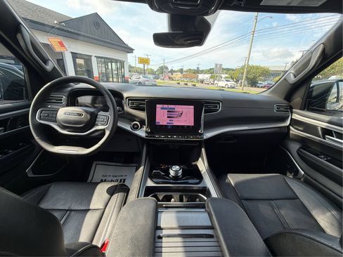 Used 2025 Jeep Wagoneer Series II AWD/4WD image 26