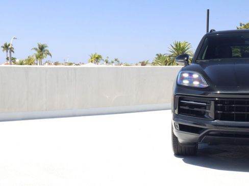 Certified 2024 Porsche Cayenne AWD/4WD image 12