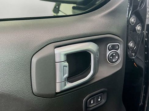 Used 2025 Jeep Gladiator Sport image 17