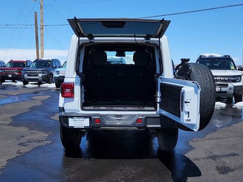Used 2025 Jeep Wrangler Unlimited Sahara AWD/4WD image 18