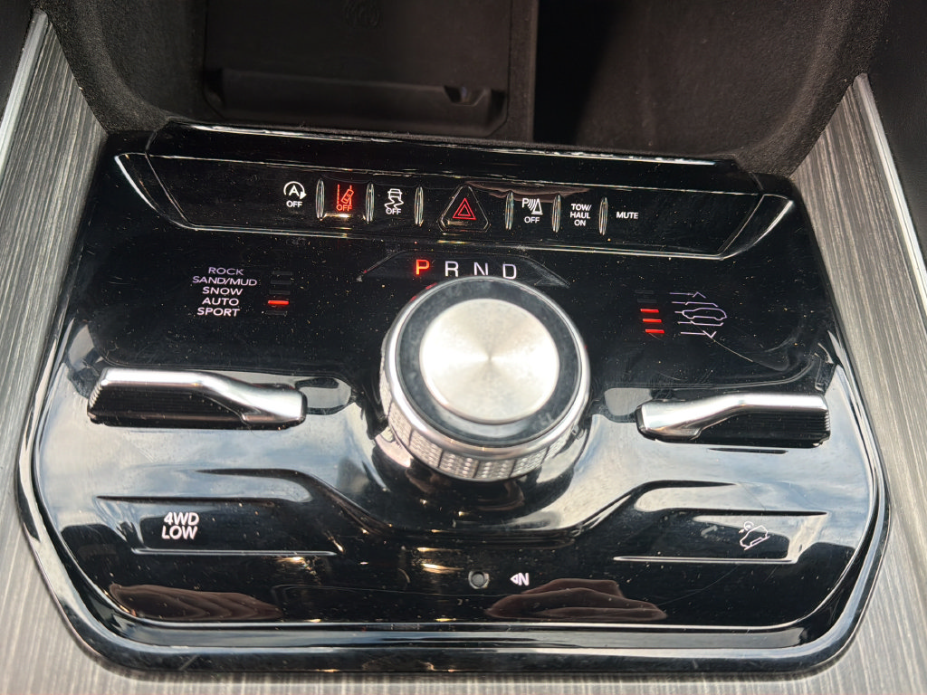 Used 2024 Jeep Wagoneer L Series III AWD/4WD image 40
