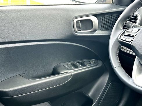 Used 2024 Hyundai Venue SEL FWD image 29