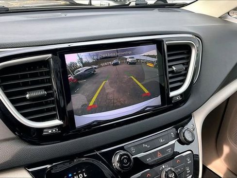 Used 2023 Chrysler Pacifica Touring-L FWD image 19