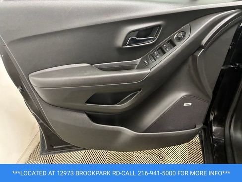 Used 2020 Chevrolet Trax LT w/ Sun & Sound Package AWD/4WD image 7