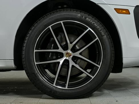 New 2025 Porsche Macan image 38