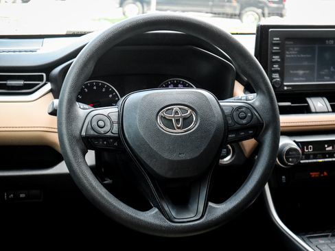 Used 2021 Toyota RAV4 XLE FWD image 6