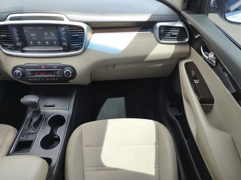 Used 2019 Kia Sorento FWD V6 image 16