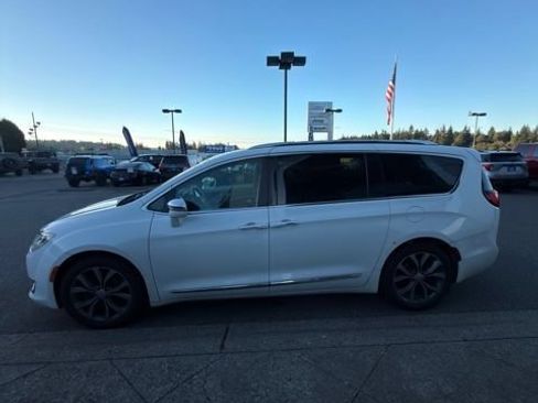 Used 2017 Chrysler Pacifica Limited FWD image 5