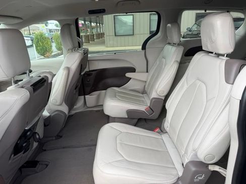 Used 2021 Chrysler Pacifica Touring-L w/ Uconnect Theater Family Group FWD image 8