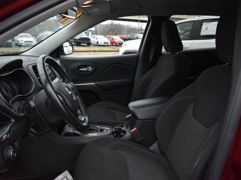 Used 2019 Jeep Cherokee Latitude w/ Cold Weather Group image 12