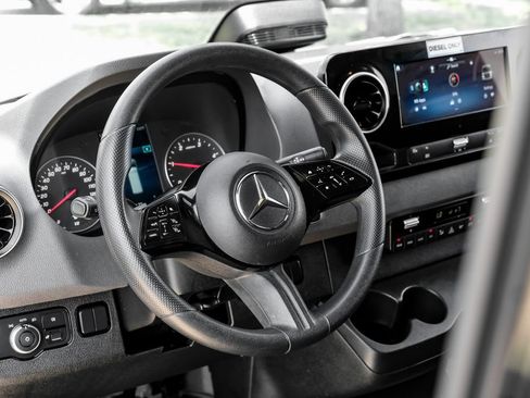 Used 2025 Mercedes-Benz Sprinter 2500 image 12
