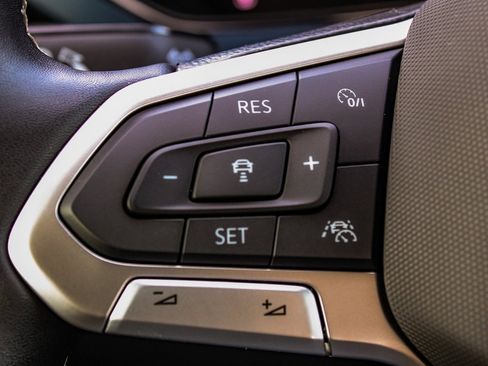 Used 2024 Volkswagen Taos SE w/ Panoramic Sunroof Package image 28